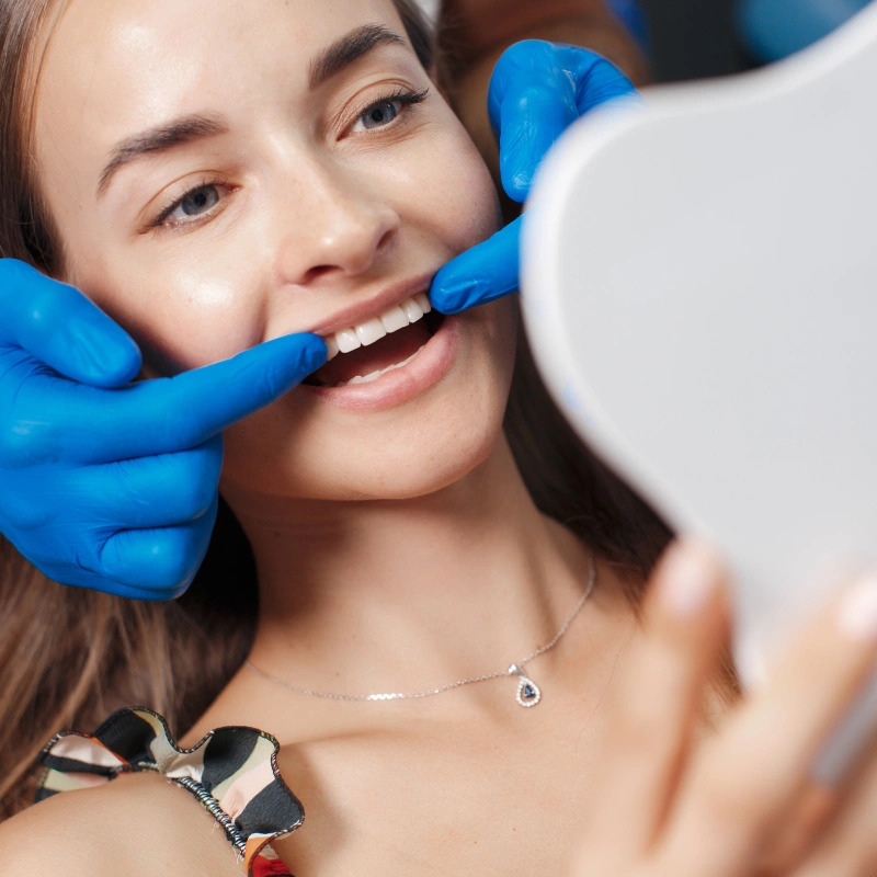 تبييض الأسنان بشكل احترافي في عيادة الليزر.